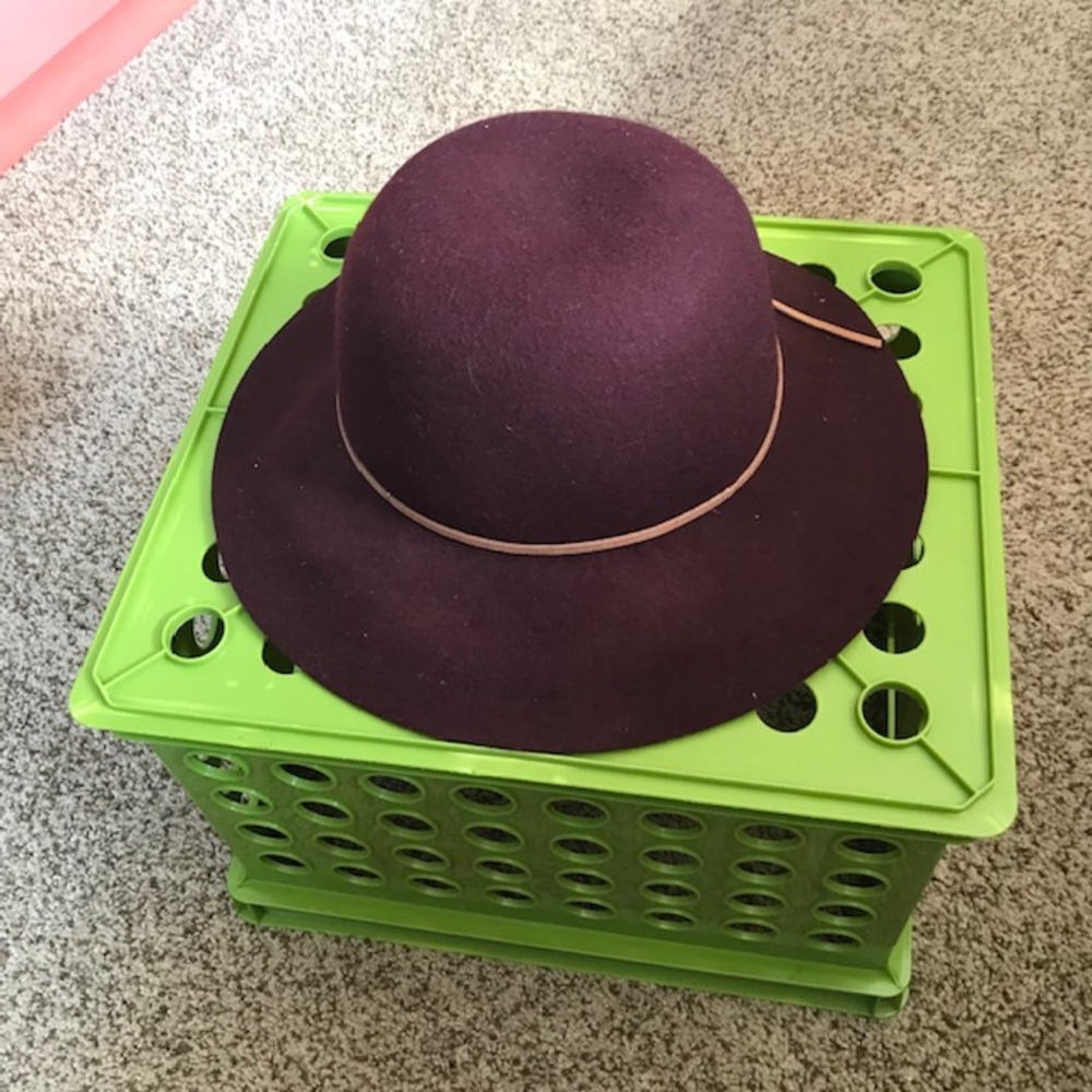 Maroon felt floppy hat with bow detail NWOT